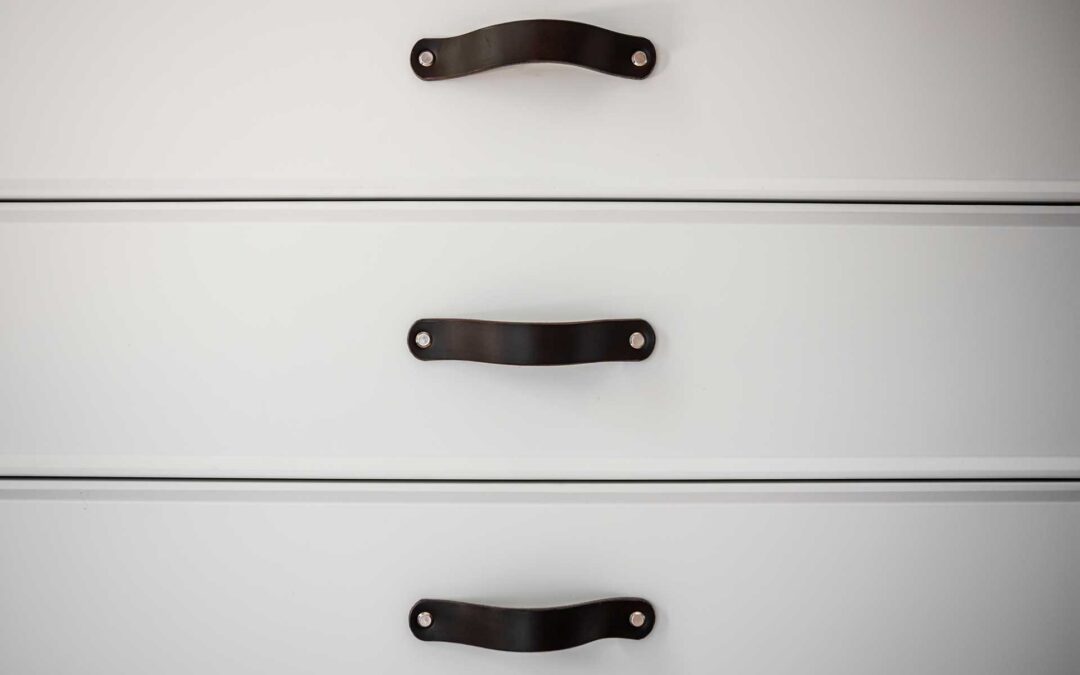 Elevate Your Cabinets: A Guide to Pairing Knobs with Cabinet Colors 